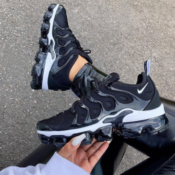 Vapormax Plus Black/White